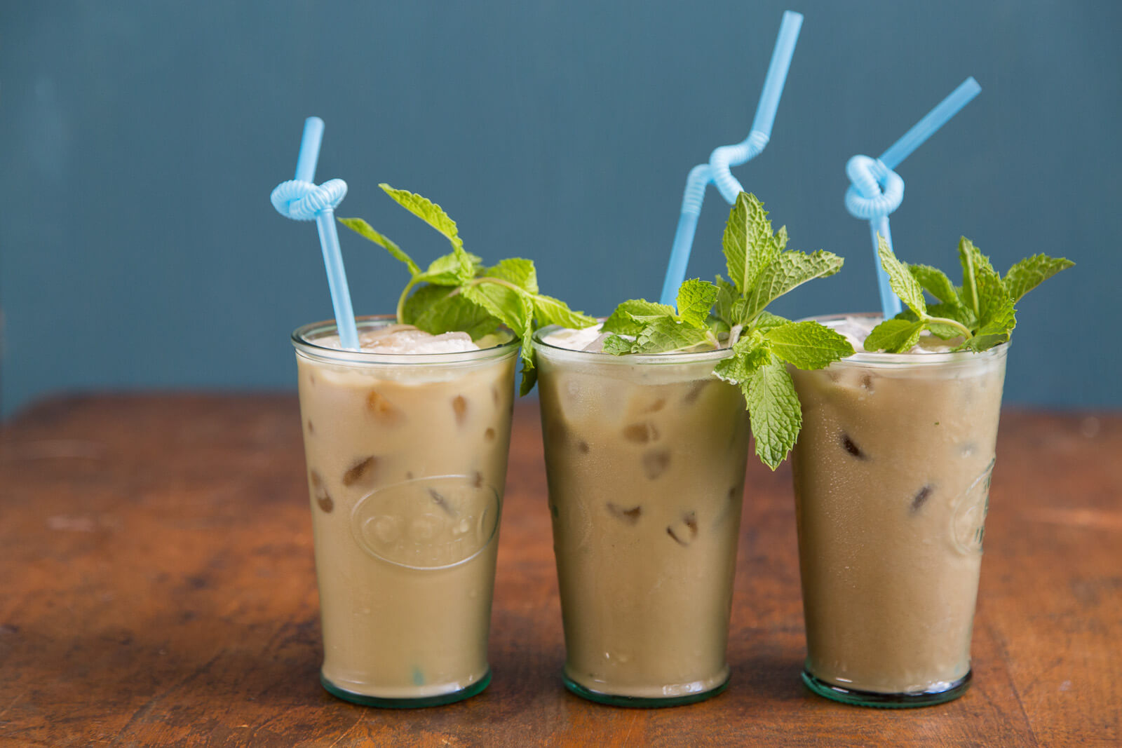 Cocktail kopi dengan kesegaran daun mint